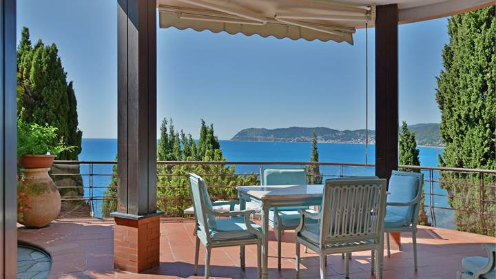 3+ bedroom apartment for sale in Alassio