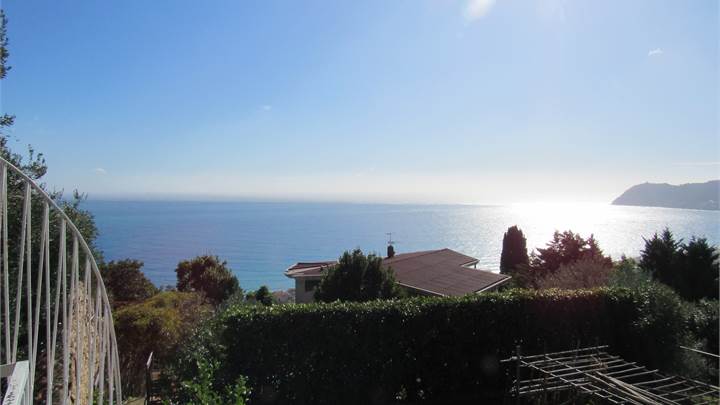 3+ bedroom apartment for sale in Alassio